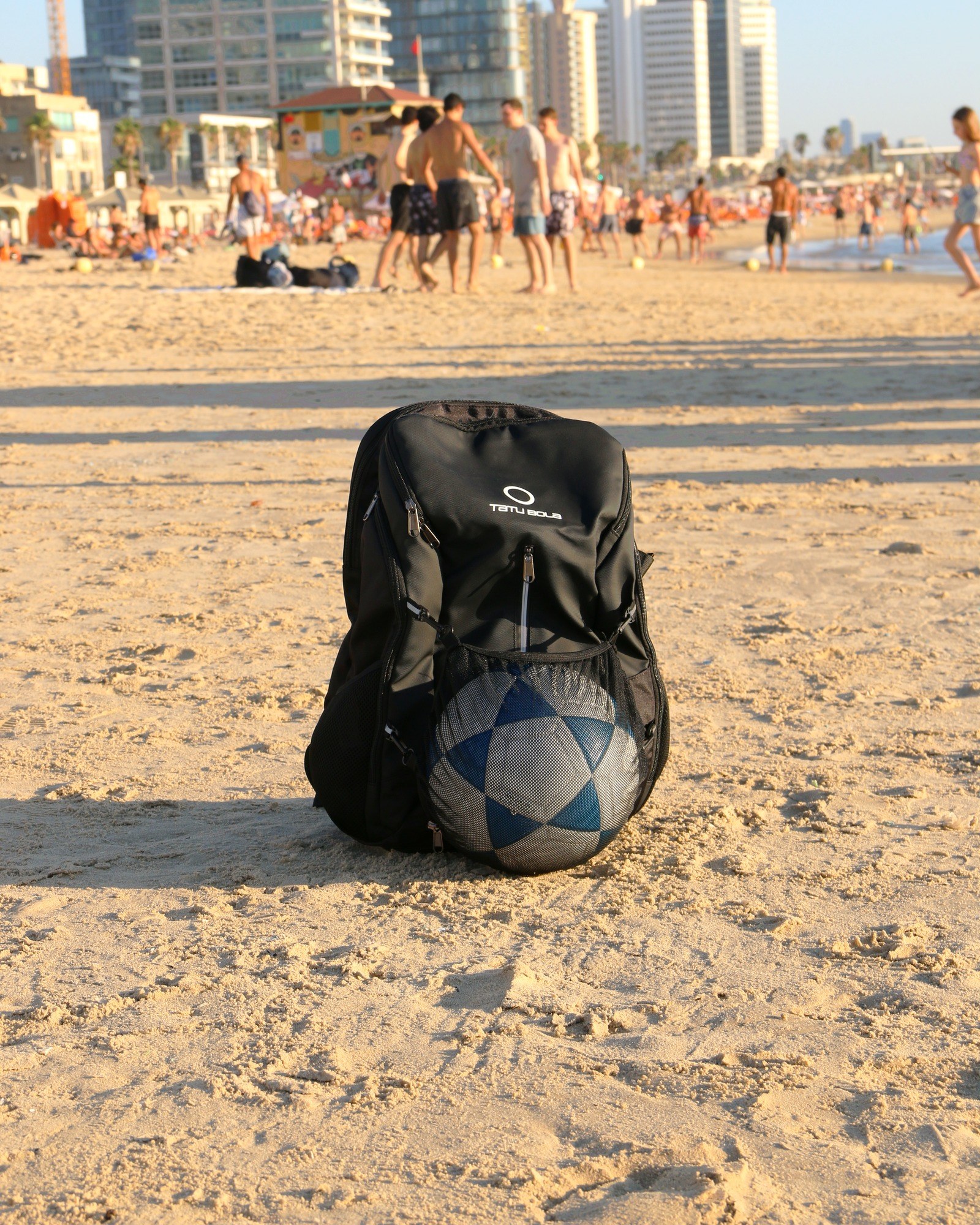 תיק גב TATU BOLA בחוף, משחק אלטינה ברקע